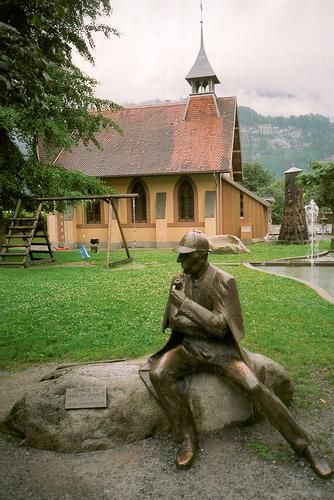 Sherlock Holmes-Statue vor der englischen Kirche in Meiringen